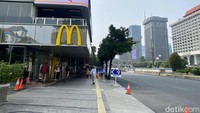 Tepatnya berada di seberang gedung Sarinah dan di samping Gedung Bawaslu. Dari perempatan lampu merah, gerai McDonalds tersebut sudah dapat terlihat. Ada lambang huruf M besar di depannya. Foto: detikcom/Riska Fitria