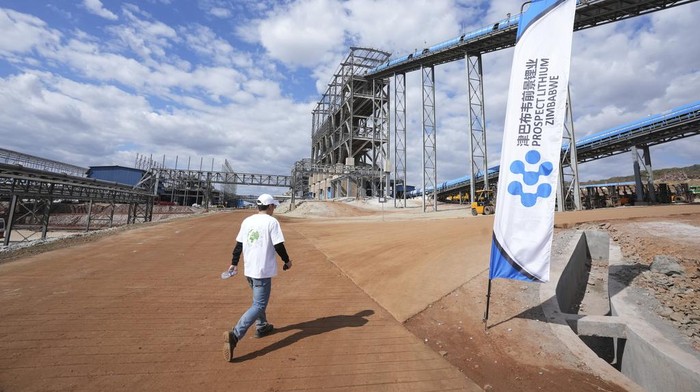 Litium merupakan logam alkali yang kerap digunakan dalam industri energi. Begini penampakan pabrik Lithium di Zimbabwe.