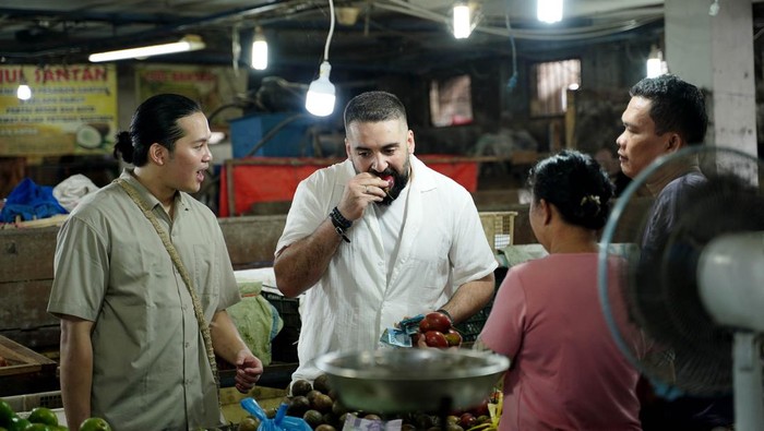 Chef asal Qatar dan Indonesia menjelajah kuliner di Kota Medan dalam Program Culinary Journey sekaligus pertukaran budaya antar kedua negara.