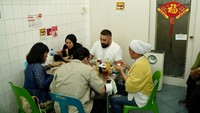 Tak lupa mereka mencicipi makanan tradisional Medan yang legendaris seperti Putu Bambu Sudi Mampir dan Kwetiau Akuang. Chef Noof yang dibantu Chef Arsyan juga melakukan cooking demo Sago Qatar, puding tapioka tradisional Qatar yang dibumbui dengan kapulaga hijau, kunyit, dan air mawar.