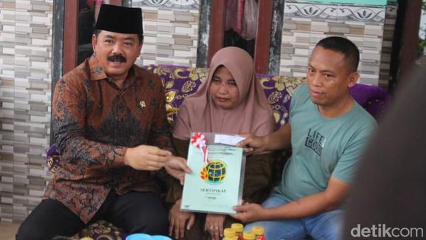 Menteri ATR/BPN Hadi Tjahjanto menyerahkan sertifikah program ptsl ke warga JOmbang
