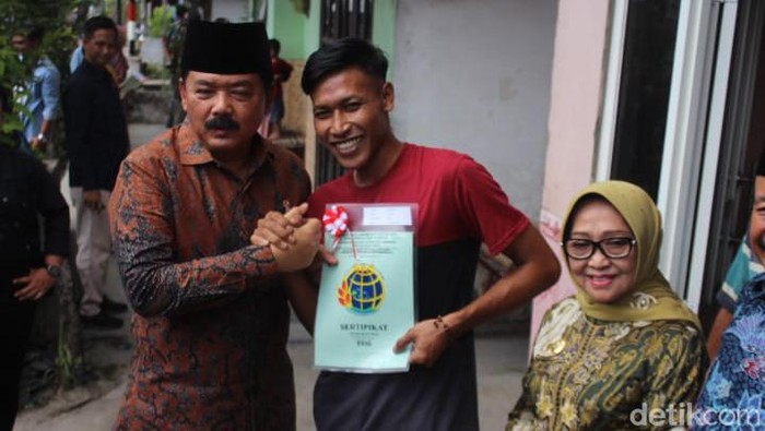 Menteri ATR/BPN Hadi Tjahjanto menyerahkan sertifikah program ptsl ke warga JOmbang