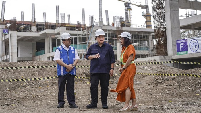 Menteri BUMN tinjau KEK Sanur Menteri BUMN Erick Thohir (tengah) berbincang dengan Dirut PP Novel Arsyad (kiri) dan Dirut Pertamina Bina Medika IHC Mira Dyah Wahyuni (kanan) saat meninjau progres pembangunan Kawasan Ekonomi Khusus (KEK) Sanur, Bali, Kamis (6/7/2023). Pembangunan kawasan tersebut diharapkan selesai pada akhir 2023 dan beroperasi penuh pada awal tahun 2024. ANTARA FOTO/Dhemas Reviyanto/Spt.