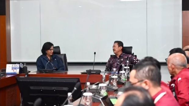 Menteri Keuangan Sri Mulyani saat mengadakan pertemuan bersama Menteri Kelautan dan Perikanan Sakti Wahyu Trenggono. (Tangkapan Layar Instagram @smindrawati)