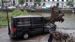 Mobil-mobil Ini Jadi Korban Pohon Tumbang di Amsterdam