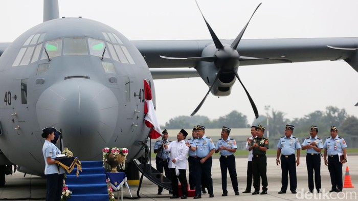 Momen Prabowo Serahkan Pesawat C-130J Super Hercules ke TNI Menteri Pertahanan (Menhan) Prabowo Subianto serah terima Pesawat C-130J Super Hercules A-1340 ke TNI di Lanud Halim Perdanakusuma, Cawang, Jakarta Timur, Kamis (6/7/2023). Pesawat diterima oleh Kepala Staf Angkatan Udara (KSAU) Marsekal TNI Fadjar Prasetyo.
