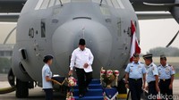 Prabowo juga melakukan rangkaian prosesi memecah kendi dan menyiramkan air kembang di dekat pesawat.