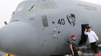 Usai serah terima ini, Prabowo dan jajaran TNI joyflight menaiki pesawat tersebut.   