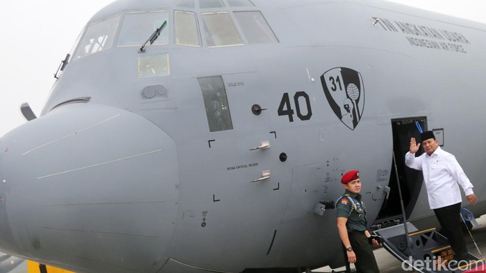 Menteri Pertahanan (Menhan) Prabowo Subianto serah terima Pesawat C-130J Super Hercules A-1340 ke TNI di Lanud Halim Perdanakusuma, Cawang, Jakarta Timur, Kamis (6/7/2023). Pesawat diterima oleh Kepala Staf Angkatan Udara (KSAU) Marsekal TNI Fadjar Prasetyo.