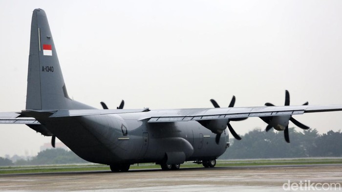 Menteri Pertahanan (Menhan) Prabowo Subianto serah terima Pesawat C-130J Super Hercules A-1340 ke TNI di Lanud Halim Perdanakusuma, Cawang, Jakarta Timur, Kamis (6/7/2023). Pesawat diterima oleh Kepala Staf Angkatan Udara (KSAU) Marsekal TNI Fadjar Prasetyo.