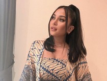 Tangis Mutia Ayu Saat Lihat Poster Glenn Fredly The Movie