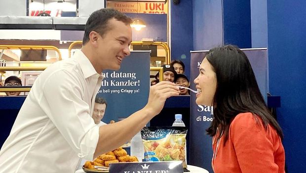 Nicholas Saputra suapi fans.