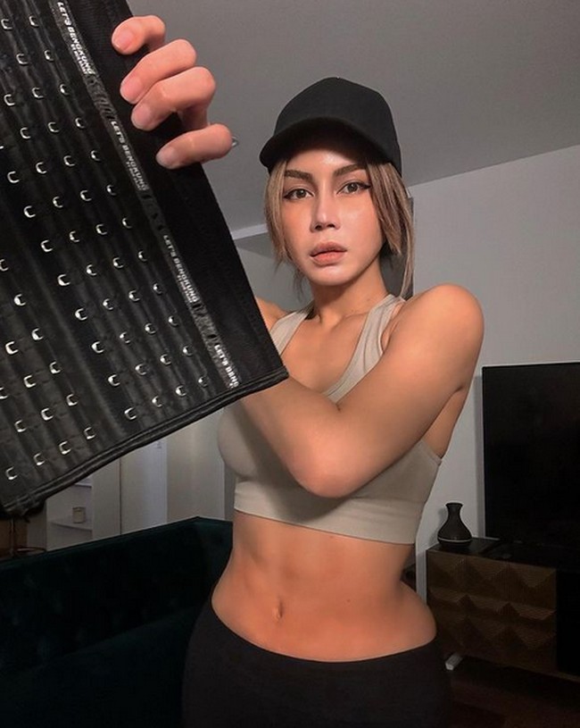 “Aku lihat masih seperti laki-laki. Badan tetap jantan. Tidak bisa menipu,” sindir netizen. “Badannya terlihat sangat jantan beda dari wanita tulen,” komentar lainnya. Foto: dok. Instagram/@nursajatkamaruzzaman