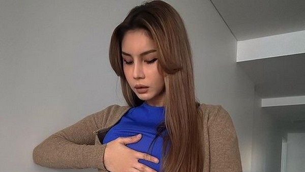 Foto Transgender Nur Sajat Pamer Perut Rata, Dihujat Tetap Mirip Laki-laki