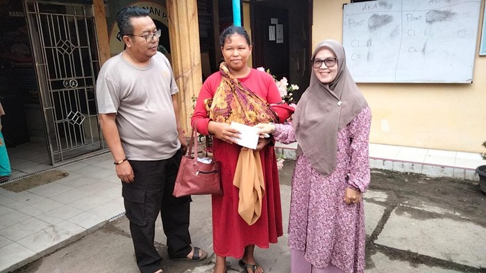 Nurhaida (tengah) saat akan pulang ke kampung halamannya di Taput.