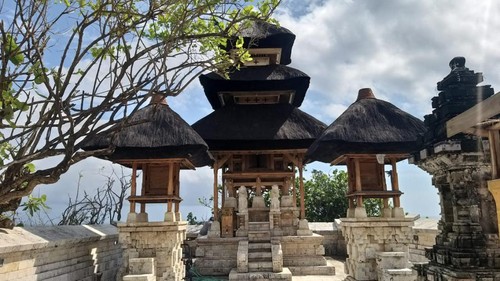 Palinggih utama Pura Luhur Uluwatu, Desa Pecatu, Kuta Selatan, Badung, tuntas diperbaiki pasca terbakar November 2022 lalu.