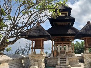 Palinggih Pura Uluwatu Tuntas Diperbaiki Setelah Disambar Petir