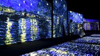 Pengunjung menyaksikan pameran multisensori karya seni Vincent Van Gogh yang bertajuk Van Gogh Alive di Mall Taman Anggrek, Jakarta, Kamis (6/7/2023).  