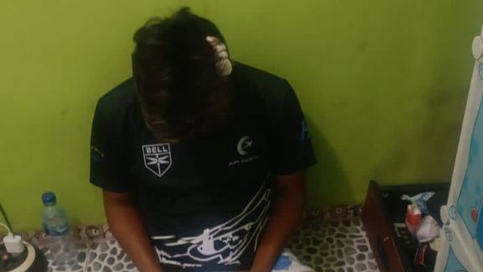 Seorang kru helikopter bernama Salaman Wahid (28) diserang oleh sekelompok orang tak dikenal (OTK) di Kabupaten Pegunungan Bintang, Papua Pegunungan.