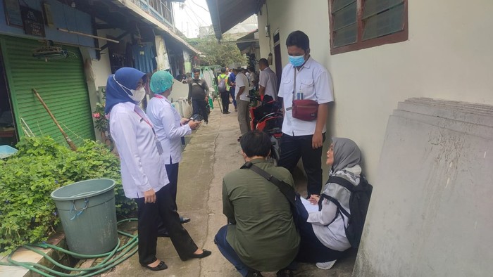 Para petugas Pemprov DKI Jakarta mengunjungi lokasi tercemar limbah kotoran sapi di Cikoko, Pancoran, Jaksel, 5 Juli 2023. (Sumber: Foto warga bernama Hasan Alhabsy)