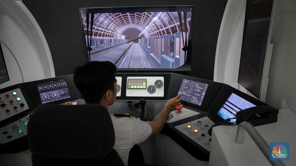 Pekerja memeriksa rangkaian gerbong (trainset) LRT Jabodebek yang terparkir di Depo LRT Jatimulya, Bekasi, Jawa Barat, Kamis (6/7/2023). (CNBC Indonesia/Faisal Rahman)