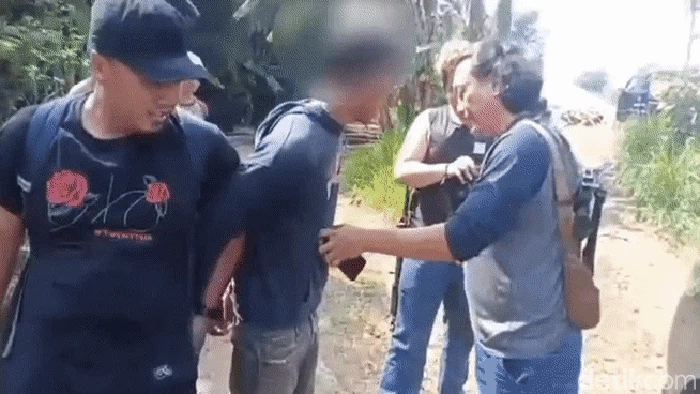 Pelaku pencurian baterai tower seluler saat dijemput polisi