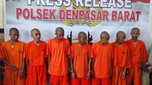 tujuh orang dari 11 pelaku pengeroyokan hingga penebasan terhadap warga di Jalan Gunung Talang II Nomor 11A, Kota Denpasar dihadirkan saat konferensi pers di Polres Denpasar, Kamis (6/7/2023).