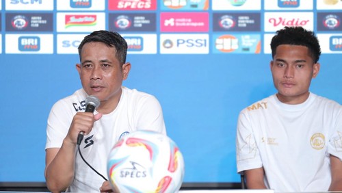 Pelatih Arema Joko Susilo didampingi Pemain Arema Mikael Tata saat presscon pada Kamis (6/7) malam ini di Gianyar.