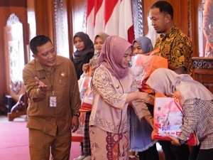 Pemkot Mojokerto Bagikan Perlengkapan Sekolah Gratis untuk anak TK-SMP