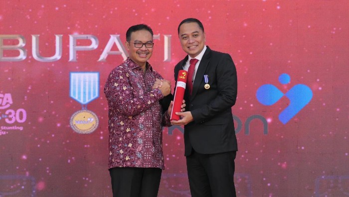 Pemkot Surabaya dapat penghargaan dari BKKBN.