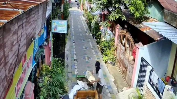 Pemulung terekam cctv mencgambil ac milik warga di Jalan Pettarani 5, Makassar, Sulawesi Selatan.