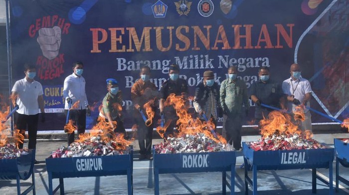 Pemusnahan rokok ilegal. (Foto: dok Bea Cukai Lhokseumawe).