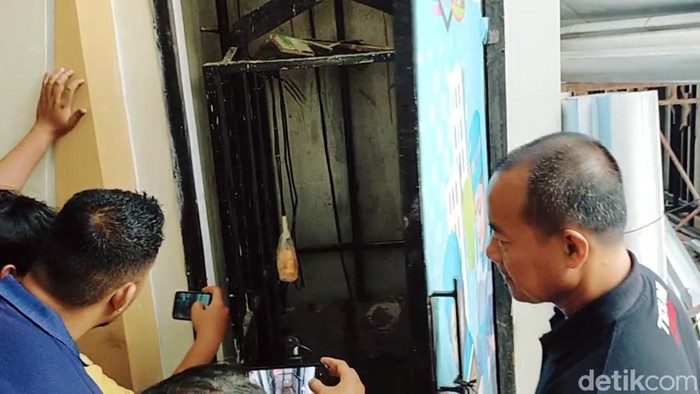 Penampakan tali lift barang sekolah Az Zuhra Lampung putus