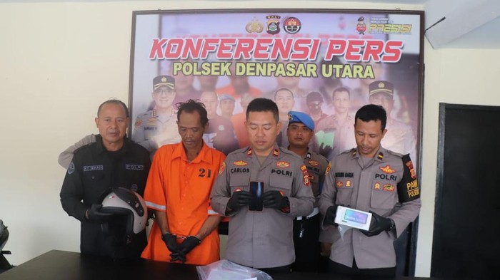 Pencuri HP di kos-kosan, I Wayan Alit Putra, dihadirkan saat konferensi pers di Polsek Denpasar Utara, Kamis (6/7/2023). Alit yang merupakan residivis mencuri HP untuk membayar iuran upacara adat.