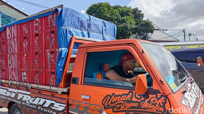 Pengangkut buah mengaku rugi kena dampak macet di Pelabuhan Ketapang