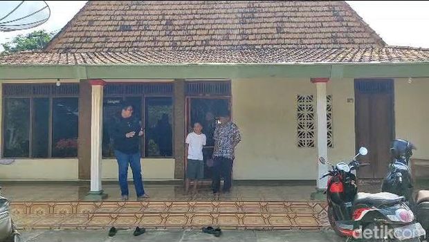 Pengemis viral karena berkaraoke sambil rangkul LC, Aris Munaji (40), saat ditemui di rumahnya di Desa Tegalharjo, Kecamatan Trangkil, Kabupaten Pati, Jawa Tengah, Kamis (6/7/2023).