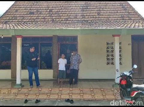 Pengemis viral karena berkaraoke sambil rangkul LC, Aris Munaji (40), saat ditemui di rumahnya di Desa Tegalharjo, Kecamatan Trangkil, Kabupaten Pati, Jawa Tengah, Kamis (6/7/2023).