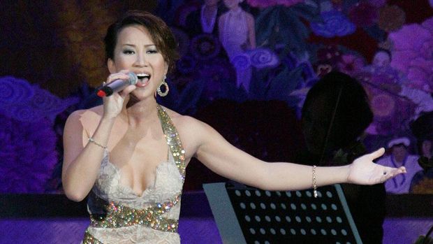 Penyanyi Taiwan Coco Lee tampil pada Penghargaan Golden Horse ke-43, perfilman Tiongkok yang setara dengan Oscar, Sabtu, 25 November 2006, di Taipei, Taiwan. (AP/WALLY SANTANA)