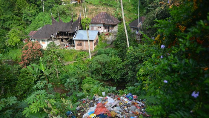 Persoalan sampah di desa wisata Pariangan Warga bersama anjingnya melintas di antara sampah plastik yang berserakan di pinggir hutan, Nagari Pariangan, Tanah Datar, Sumatera Barat, Kamis (6/7/2023). Warga desa wisata yang dijuluki sebagai Desa Terindah di Dunia itu terpaksa membuang sampah ke sungai dan ke pinggir hutan karena tidak memiliki lokasi pembuangan sampah sementara yang memadai. ANTARA FOTO/Iggoy el Fitra/tom.