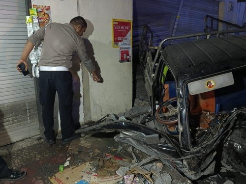 Personel Satlantas Polres Karangasem melakukan olah TKP terkait kecelakaan yang mengakibatkan seorang pemotor tewas di Desa/Kecamatan Manggis, Kabupaten Karangasem, Bali, Rabu (5/7/2023) malam. (Dok. Satlantas Polres Karangasem)