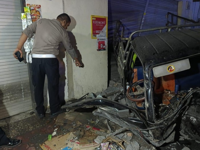 Personel Satlantas Polres Karangasem melakukan olah TKP terkait kecelakaan yang mengakibatkan seorang pemotor tewas di Desa/Kecamatan Manggis, Kabupaten Karangasem, Bali, Rabu (5/7/2023) malam. (Dok. Satlantas Polres Karangasem)