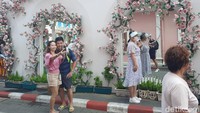 Para wisatawan ini memadati pedestrian karena cara terbaik untuk menikmati Phuket Old Town memang dengan berjalanan kaki. Di sana terdapat sejumlah jalan yang dapat ditelusuri yakni Thanon Klang, Thanon Dibuk, Thanon Phang nga, Thanon Yaowarat, Thanon Krabi dan Soi Romanee. Foto: Putu Intan/detikcom