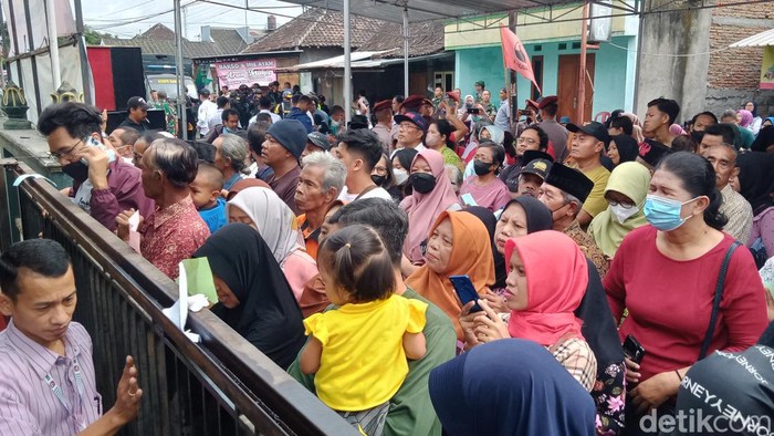 Warga antre mencoblos di Desa Karanganom, Kecamatan Klaten Utara.