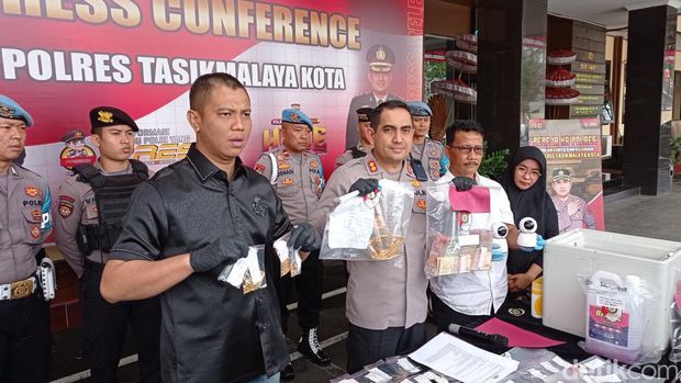 Polisi menjelaskan kasus pencurian yang dilakukan menantu di rumah mertua.