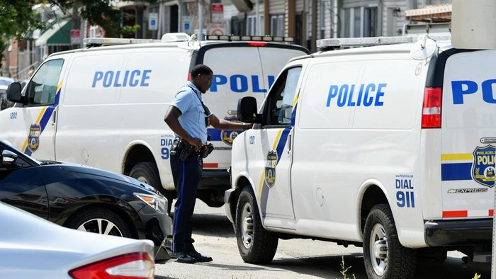 Polisi Olah TKP Penembakan yang Tewaskan 4 Orang di Philadelphia Police officers work at the scene as investigations are ongoing the day after a mass shooting in the Kingsessing section of southwest Philadelphia, Pennsylvania, U.S. July 4, 2023. REUTERS/Bastiaan Slabbers