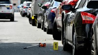 Penanda bukti terlihat saat penyelidikan sedang berlangsung sehari setelah penembakan massal di bagian Kingsessing di barat daya Philadelphia, Pennsylvania, AS, Selasa (4/7/2023). Sedikitnya empat orang tewas dan empat orang lainnya mengalami luka-luka, dengan pelaku penembakan telah ditangkap.