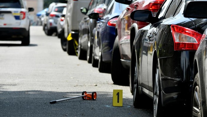 Polisi Olah TKP Penembakan yang Tewaskan 4 Orang di Philadelphia Police officers work at the scene as investigations are ongoing the day after a mass shooting in the Kingsessing section of southwest Philadelphia, Pennsylvania, U.S. July 4, 2023. REUTERS/Bastiaan Slabbers