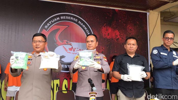 Polisi saat menggelar konferensi pers kasus sabu yang melibatkan sejoli di Pekanbaru