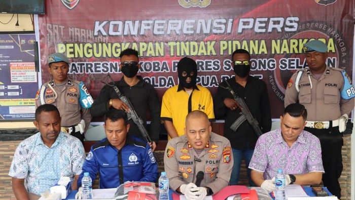 Polres Sorong Selatan merilis kasus peredaran ganja 1 Kg.