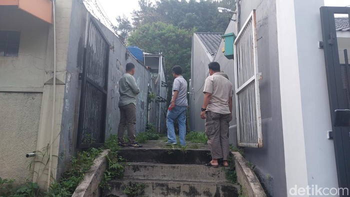 Polresta Bogor Kota melakukan olah TKP ulang di lokasi pembunuhan Noven, Kamis (6/7/2023) sore. Siswi SMK itu dibunuh pada 2019 silam.
